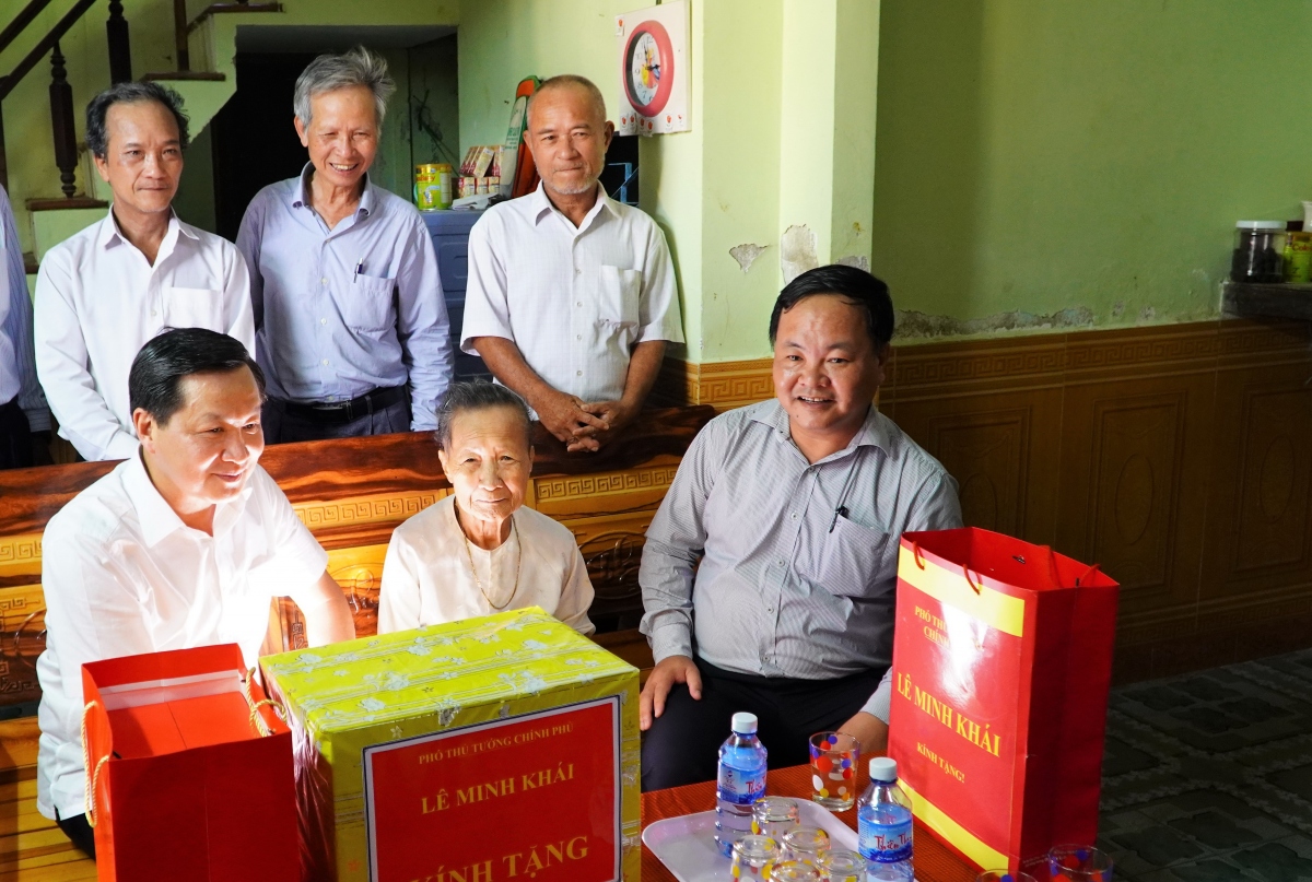 Phó Thủ tướng Chính phủ Lê Minh Khái thăm gia đình chính sách tại tỉnh Quảng Nam